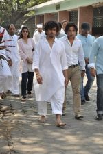 sonu nigam_s mom_s funeral in Mumbai on 1st March 2013 (120).JPG